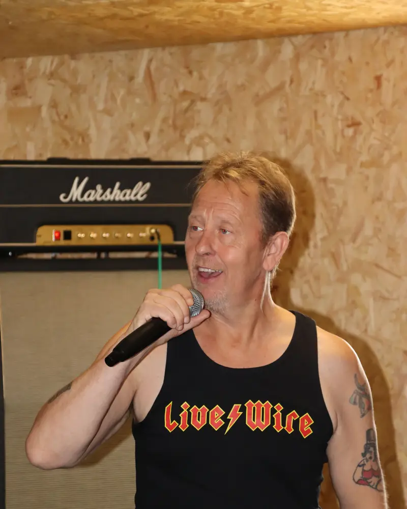 Dan, vokal i Live Wire